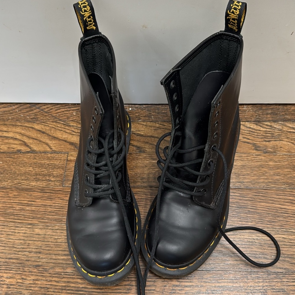 Like new Doc Martens 1460
Smooth Leather Lace Up Boots